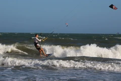 Des touristes internationaux font du kitesurf sur la plage de Mui Ne (Photo : VNA)
