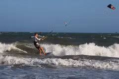 Des touristes internationaux font du kitesurf sur la plage de Mui Ne (Photo : VNA)