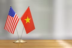 Drapeaux du Vietnam et des États-Unis. Photo : VNA