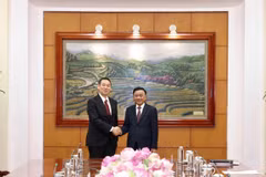 Tran Cam Tu, membre du Bureau politique et membre permanent du Secrétariat du Comité central du Parti communiste du Vietnam (droite) et Tanaka Yu, vice-président du Présidium et chef par intérim du Secrétariat du Parti communiste japonais. Photo : VNA