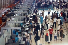 Les clients font la queue pour l'enregistrement à l'aéroport international de Noi Bai. Photo : VNA