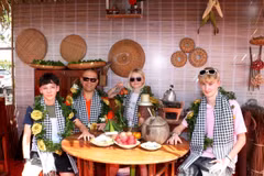 Des touristes prennent des photos dans l’espace « Bếp xưa », recréant la cuisine traditionnelle des habitants du Sud du Vietnam. Photo : VNA