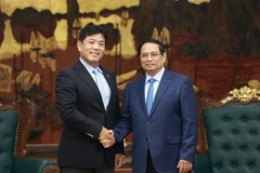 e Premier ministre Pham Minh Chinh (droite) et Yukihito Honda, directeur exécutif en charge du développement urbain diversifié du groupe japonais Sumitomo. Photo : VNA