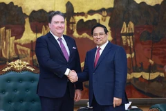 Le Premier ministre Pham Minh Chinh (droite) et ’ambassadeur des États-Unis au Vietnam, Marc Knapper. Photo : VNA