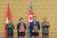 La directrice générale de la VNA, Vu Viet Trang, et le président de la KCNA, Kim Pyong Ho. Photo . VNA