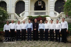 Tran Luu Quang, secrétaire du comité local du parti, visite l'archevêché de l'archidiocèse de cette ville du sud. Photo : VNA