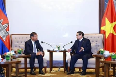 Le Premier ministre Pham Minh Chinh (droite) et e vice-Premier ministre et ministre des Affaires étrangères et de la Coopération internationale du Cambodge, Prak Sokhonn. Phot(o : VNA