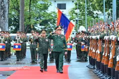 Le général Nguyen Trong Nghia, membre du Bureau politique, secrétaire du Comité central du Parti communiste du Vietnam (PCV), membre du Bureau permanent de la Commission militaire centrale et chef du Département général de politique de l'Armée populaire du Vietnam (à droite), passe en revue la garde d'honneur de l'Armée populaire lao lors de la cérémonie d'accueil officielle au Laos. (Photo : VNA)
