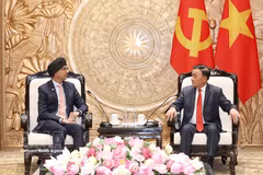 Tran Cam Tu, membre du Bureau politique et membre permanent du Secrétariat du Comité central du Parti communiste du Vietnam (droite) et l'ambassadeur de Singapour au Vietnam, Rajpal Singh. Photo : VNA