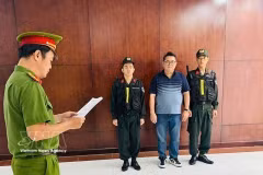 Nguyên Thành Hiêp écoute les autorités d'enquête lui notifier les décisions de procédure. Photo : VNA