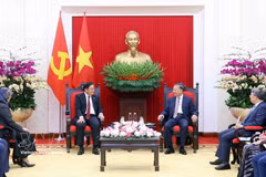 Le secrétaire général du Parti communiste du Vietnam et président de la République, Tô Lâm (droite) et l'ambassadeur de Malaisie au Vietnam, Tan Yang Thai. Photo : VNA