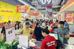 Des gens font leurs courses dans un supermarché Winmart (Photo : VNA)