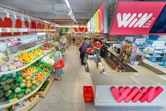 Des clients font leurs achats au magasin WIN. Photo Masan Group