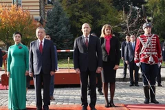 Le président bulgare Roumen Radev et son épouse (droite) président, le 23 octobre, à Sofia, une cérémonie d'accueil solennelle en l'honneur du secrétaire général du Parti communiste du Vietnam, Tô Lâm, et de son épouse, Ngô Phuong Ly, Photo . VNA