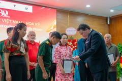 L’ancien ambassadeur des États-Unis au Vietnam, Marc E. Knapper, restitue des « dossiers des vestiges de guerre » en 2025. (Photo : CTV/Vietnam+)
