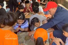 Des élèves de l’école primaire Phu My 1 participent à une activité de fabrication de céramique au village de poterie de Phuoc Tich (ville de Huê). Photo : VNA.