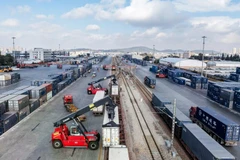 Un train de marchandises de la compagnie ferroviaire Chine-Laos est chargé à la gare de Wangjiaying Ouest à Kunming, province du Yunnan (Source : Xinhua)