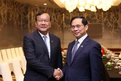 Le vice-Premier ministre et ministre des Affaires étrangères vietnamien Bui Thanh Son (droite) et le vice-Premier ministre et ministre des Affaires étrangères et de la Coopération internationale cambodgien Prak Sokhonn. Photo : VNA