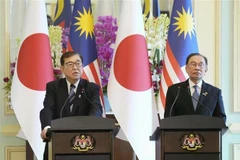 Le Premier ministre japonais Shigeru Ishiba (à gauche) et son homologue malaisien Anwar Ibrahim lors de la conférence de presse conjointe. (Photo : Kyodo/VNA)