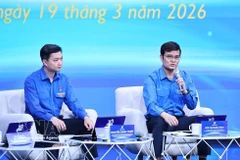 Bui Quang Huy, membre du Comité central du Parti et premier secrétaire du Comité central de l’Union de la jeunesse, répond aux questions de jeunes au Vietnam et à l’étranger. Photo : VNA