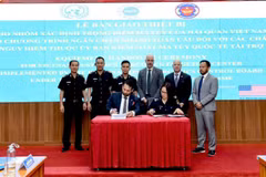 Cérémonie de remise de matériel au groupe de lutte contre le trafic de stupéfiants des douanes vietnamiennes. Photo : cand.com.vn