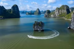 La Journée des 7 Merveilles aura lieu le 7 juillet pour célébrer la baie d'Ha Long, l'un des sites naturels les plus célèbres au monde. (Photo : courtoisie du Département de gestion du patrimoine mondial de la baie d'Ha Long - Yen Tu)
