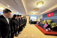 Les ambassades vietnamiennes en Asie rendent hommage à l'ancien président Tran Duc Luong