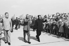 Les habitants de Pékin réservent en juin 1973 un accueil chaleureux à la délégation vietnamienne conduite par les camarades Le Duan et Pham Van Dong, témoignant de la profonde amitié entre les peuples vietnamien et chinois. Photo : VNA