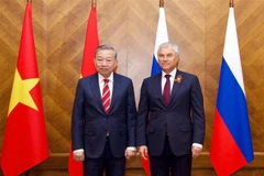 Le secrétaire général du Parti communiste du Vietnam (PCV), Tô Lâm, (gauche) et le président de la Douma, Viatcheslav Volodine. Photo : VNA