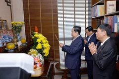 Le président de l’Assemblée nationale Trân Thanh Mân rend visite à la famille et offre de l’encens en hommage à l’ancien secrétaire général du Parti Truong Chinh. Photo : VNA