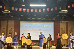 Le chant quan họ est considéré par les enseignants comme un outil efficace pour l’enseignement du vietnamien aux publics internationaux. Photo : VNA