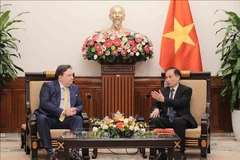 Le secrétaire du Comité central du Parti communiste du Vietnam et ministre vietnamien des Affaires étrangères par intérim, Le Hoai Trung, (droite) et Marc Knapper, ambassadeur des États-Unis. Photo : VNA