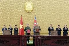 Cérémonie de signature de la lettre d'intention entre le ministère de la Défense du Vietnam et le ministère de la Défense nationale de la République populaire démocratique de Corée sur la coopération dans le domaine de la défense. Photo : VNA