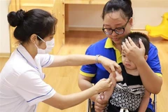 Le Vietnam réalise des progrès significatifs en matière de couverture vaccinale infantile. Photo : VNA