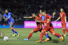 Match de football international entre la sélection vietnamienne (en rouge) et l’équipe indienne (en bleu), le 27 septembre 2022, au stade Thống Nhất à Hô Chi Minh-Ville. Photo : VNA
