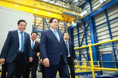 Le Premier ministre Pham Minh Chinh visite le système d’exploitation des centrales électriques au GNL Nhon Trach 3 et 4. Photo : VNA
