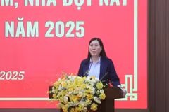 Bui Thi Quynh Van, secrétaire du Comité du Parti provincial de Quang Ngai, prend la parole lors de la conférence (Photo : VNA)