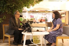 L'universitaire thaïlandais Kavi Chongkittavorn lors de l'entretien accordé au correspondant résident de l'Agence vietnamienne d’Information à Bangkok. Photo : VNA