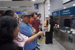 Les passagers attendent pour acheter des billets sur la ligne 1 du métro à Ho Chi Minh-Ville (Photo : VNA)