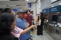 Les passagers attendent pour acheter des billets sur la ligne 1 du métro à Ho Chi Minh-Ville (Photo : VNA)