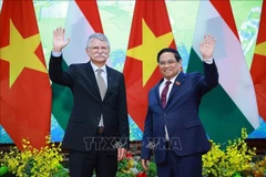 Le Premier ministre Pham Minh Chinh (droite) et e président de l’Assemblée nationale hongroise Kover Laszlo. Photo : VNA