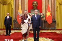 Le secrétaire général et président To Lam (droite) et l'ambassadeur du Royaume du Bhoutan au Vietnam Kinzang Dorji en septembre 2024. Photo : VNA