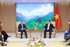 Le Premier ministre Pham Minh Chinh reçoit le fondateur et président de la société basée aux États-Unis Nicolas Berggruen alors que lui et la directrice de l'Institut d'Asie de l'Est Weatherhead de l'Université Columbia Nguyen Thi Lien Hang. Photo : VNA