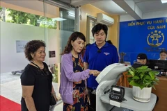 Hanoï introduit des robots dans les services administratifs. Photo : VNA