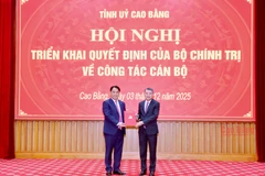 Le Minh Hung, membre du Bureau politique, secrétaire du Comité central du Parti et président de la Commission d'organisation. remet la décision du Bureau politique de nomination de Phan Thang An au poste de secrétaire du Comité provincial du Parti de Cao Bang. Photo : VNA