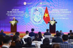 Le Premier ministre Pham Minh Chinh et le Secrétaire général des Nations Unies, António Guterres, ont rencontré le milieu de presse à Hanoï le 25 octobre, à l'issue de la cérémonie de signature de la Convention des Nations Unies contre la cybercriminalité. Photo : VNA