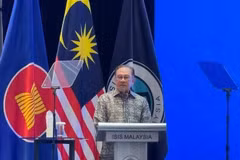 Le Premier ministre malaisien Anwar Ibrahim s'adresse à la 38e Table ronde Asie-Pacifique (APR) à Kuala Lumpur le 19 juin (Photo : VNA)