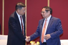 Le Premier ministre Pham Minh Chinh (à droite) rencontre le président de la Banque de Chine (BOC), Ge Haijiao, le 24 juin 2025. (Photo : VNA)