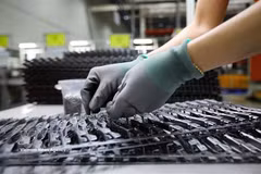Production chez Cap Global Co. Ltd., dans le parc industriel de Lương Sơn, province de Phú Thọ. La « Carte des infrastructures industrielles de soutien VASI 2026 » devait devenir une plateforme spécialisée d’investissement et de connexion de données pour le secteur industriel de soutien du Vietnam. Photo : VNA