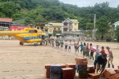 L'État-major général de l'Armée populaire du Vietnam a dépêché une mission de travail et ordonné à ses unités de coordonner les efforts pour venir en aide aux localités isolées par les crues dans la province centrale de Nghê An. Photo / VNA